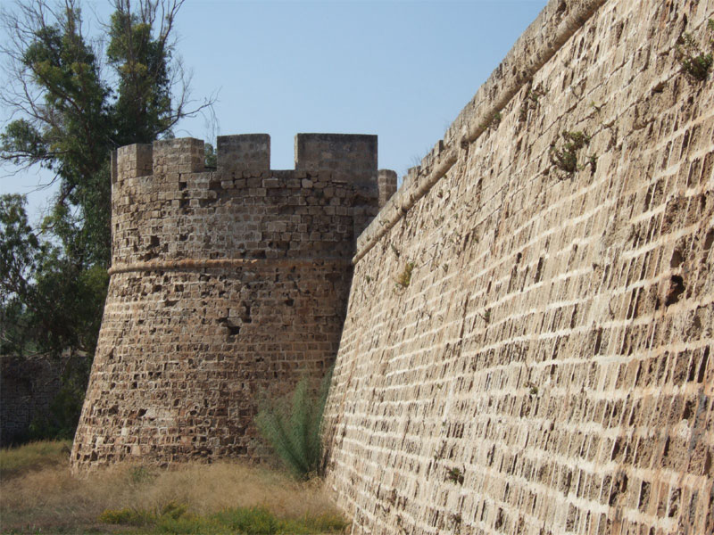 Круглые башни по углам - характерная особенность замка Фамагусты