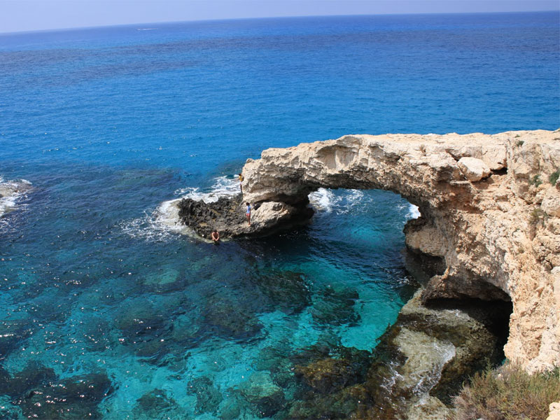 Мостиком для влюбленных называют естественную каменную арку на морском берегу