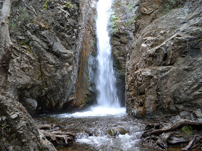 Наиболее мощный водный поток у водопада Милломерис наблюдается весной
