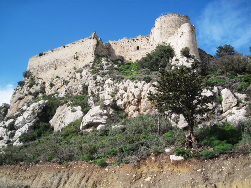Неприступный замок Кантара располагается на вершине отвесной скалы