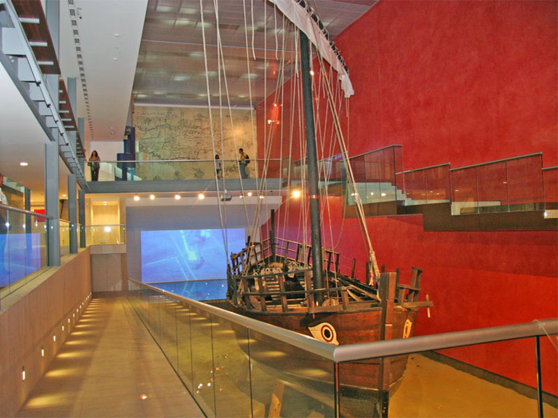 Центральный экспонат морского музея - древнегреческий корабль IV века до нашей эры