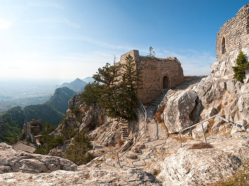 Замок Буффавенто является самым высотным в ряду крепостей Кипра