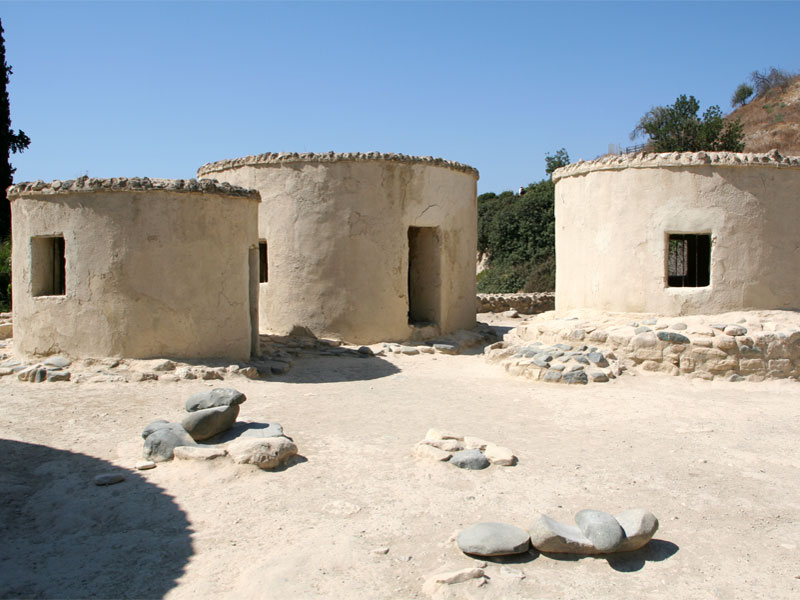 Реконструированные жилища неолитического поселения
