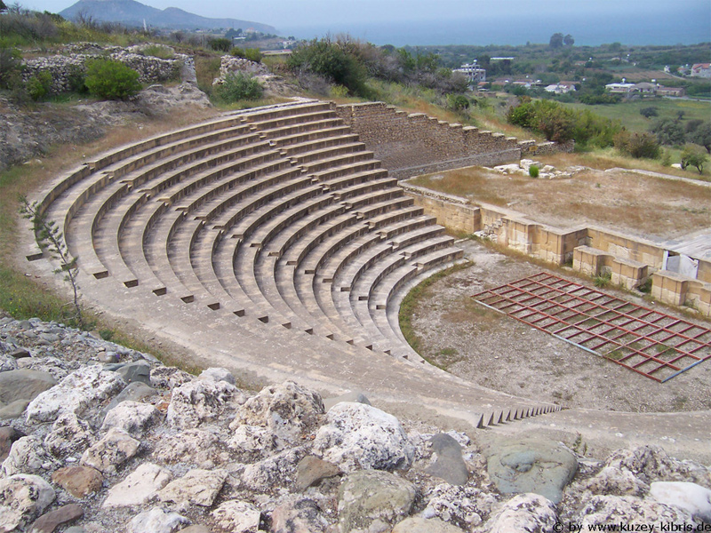 Руины древнеримского амфитеатра на территории Сол