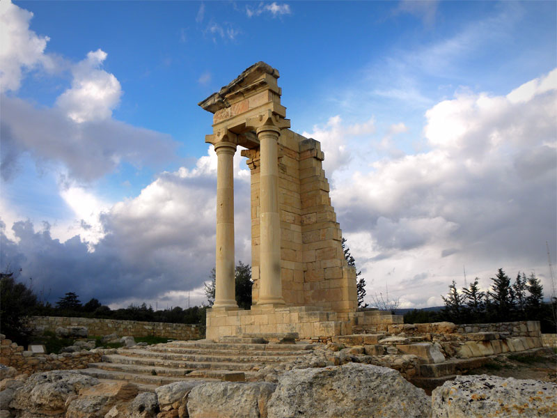 Часть колонн античного храма Аполлона была восстановлена в наши дни