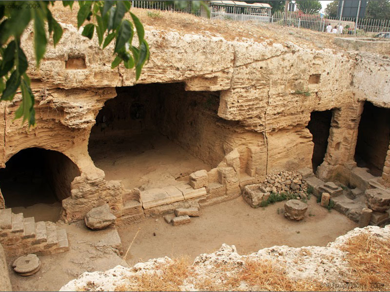 В катакомбы Святой Соломонии можно спуститься прямо с одной из улиц Пафоса